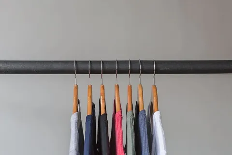 挂在架子上的T恤照片