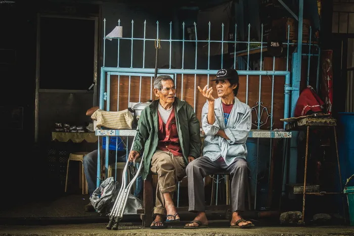 两个男人坐在凳子上画画