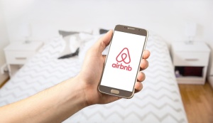 人员、手持、智能手机、显示器、airbnb徽标、airbnb、公寓、租赁