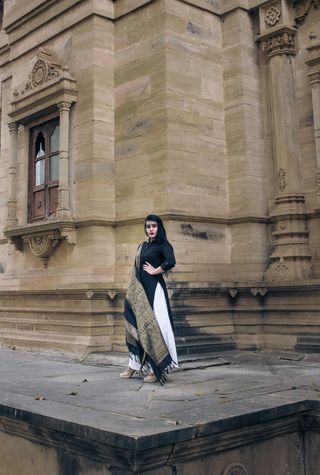 穿着黑色、白色和棕色Shalwar Kameez连衣裙的妇女