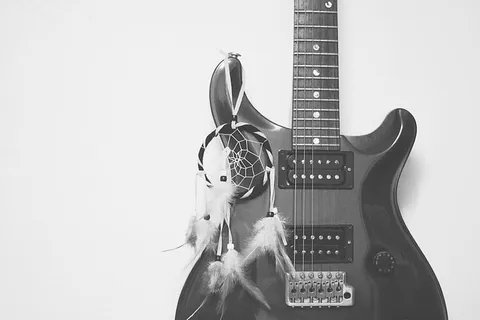 挂在电吉他上的Dreamcatcher的灰度照片