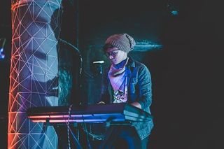 一名男子穿着棕色比尼玩电子键盘