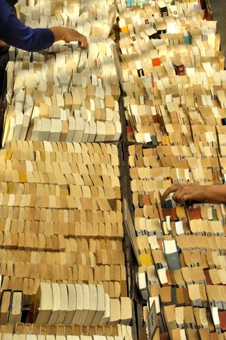 书商、书籍、跳蚤市场、vide grenier、讨价还价、书籍场合、高角度视图、大型物品群