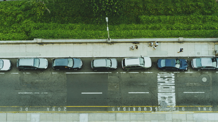 道路、车道、汽车、车辆、交通、绿地、草地、植物