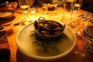 冰岛、雷克雅未克、鱼类市场（fiskmarkaðurinn）、蛤蜊、贻贝、晚餐、食品和饮料、餐桌