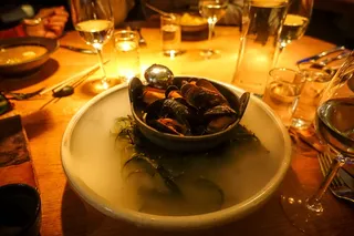 冰岛、雷克雅未克、鱼类市场（fiskmarkaðurinn）、蛤蜊、贻贝、晚餐、食品和饮料、餐桌