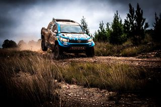 土路上的蓝色丰田皮卡