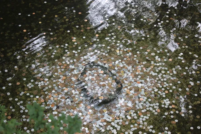 硬币，水，钱，时间，水流，微风，白天，没有人