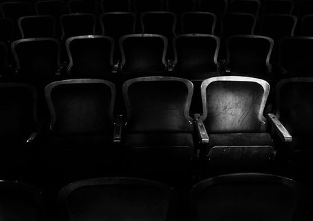 电影椅的灰度摄影