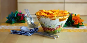 玉米饼、沙拉、烧烤、夏季、食品、食品和饮料、餐具、室内