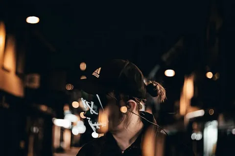 戴黑色阿迪达斯帽子的人 戴黑色阿迪达斯帽子的人