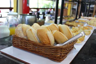 面包，一篮子面包，盘子，早餐，自助服务，篮子，食物，面包卷