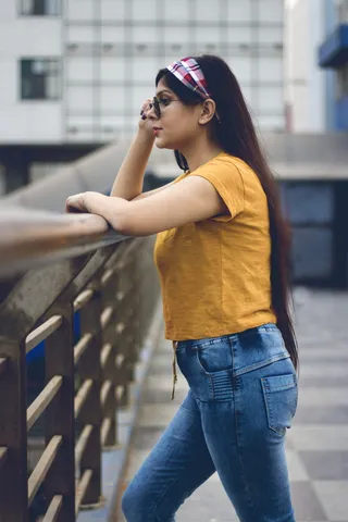 高楼附近戴太阳镜的女子