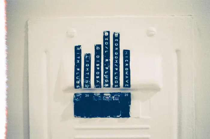 断路器、电气、标签、无人、建筑、墙建筑特征、文本、构建结构