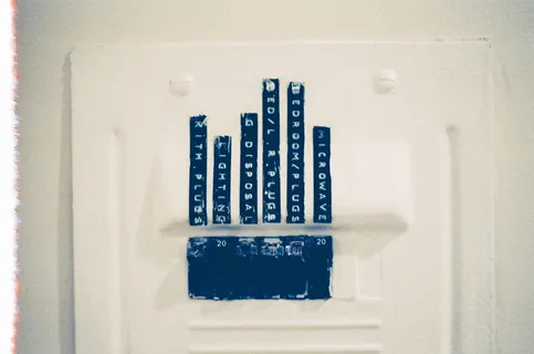 断路器、电气、标签、无人、建筑、墙建筑特征、文本、构建结构