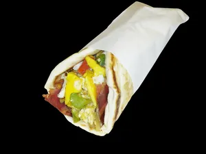 煎蛋卷，希腊，食物，鸡蛋，早餐，培根，黑色背景，摄影棚拍摄