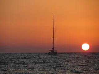 海、日落、太阳、天空、船、云、水、海滩