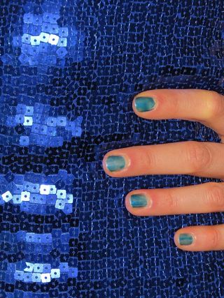 人，手持，蓝色，亮片，上衣，亮片连衣裙，亮片，连衣裙