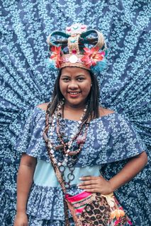 穿着蓝色花朵连衣裙和蓝色皇冠的女人