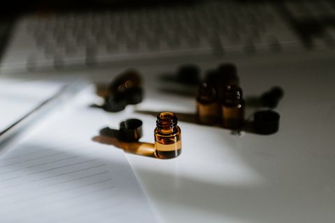 白色表面的棕色玻璃瓶