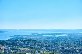 空中，蓝天，建筑物，城市，城市景观，晴朗的天空，海岸线，房屋