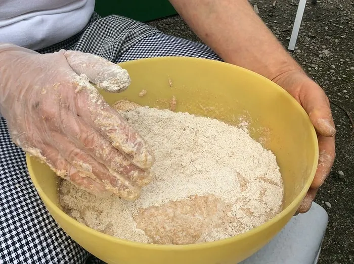 烘焙、面团、揉面、食物、食物和饮料、手、人手、一个人
