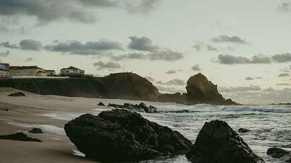 灰色,岩层,海岸线,村庄,附近,海滩,照片,大海 灰色,岩层,海岸线,村庄,附近,海滩,照片,大海