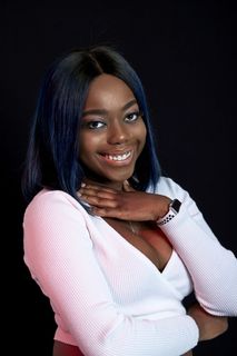 穿着白色V领长袖衬衫的女性