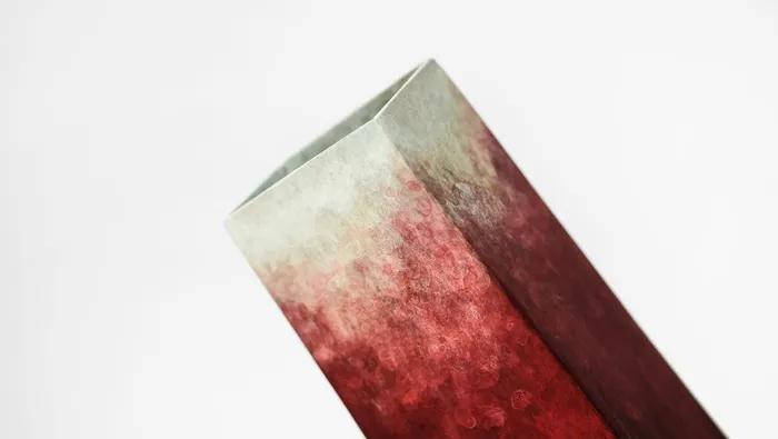 工作室拍摄，单一物体，红色，白色背景，特写，无人，室内，金属