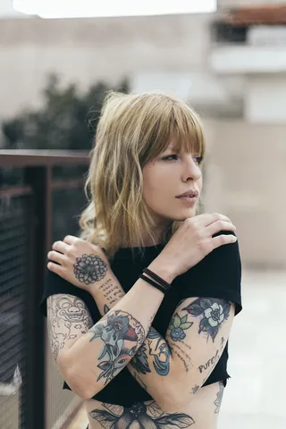 身穿黑色短上衣的女子照片