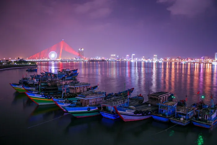 海湾中的船只照片