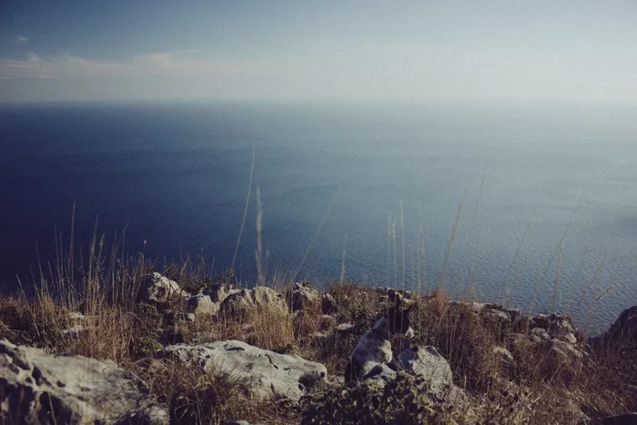 水体附近落基山脉的摄影