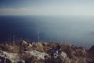 水体附近落基山脉的摄影