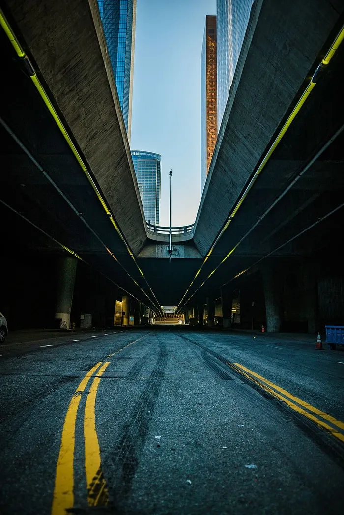 城市建筑附近的灰色混凝土桥