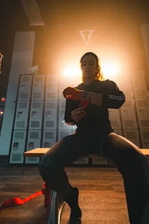 穿着黑色运动服的女人