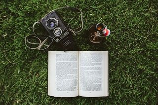 草地上的书