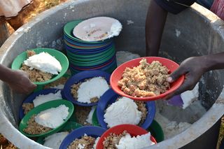 喂饱穷人、饥饿、贫穷、营养不良、食物和饮料、食物、人手、手