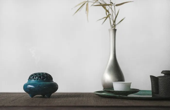 桌上花瓶里的棕色植物