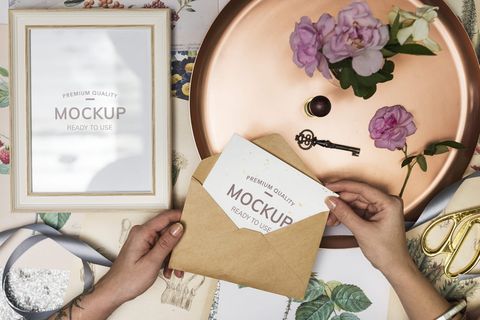 打开棕色信封和白色邀请函的人