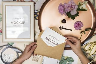 打开棕色信封和白色邀请函的人