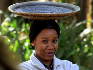 身穿白色夹克、头戴黑色针织帽的女子