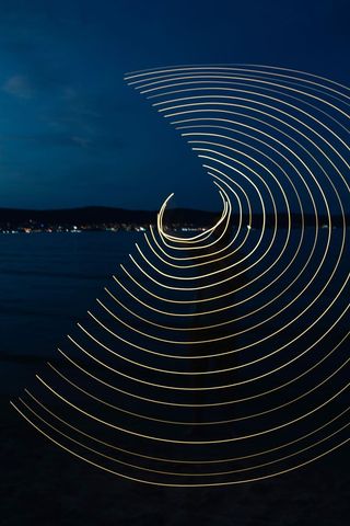 晚上海滩上的灯光画