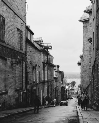 道路附近人的灰度照片