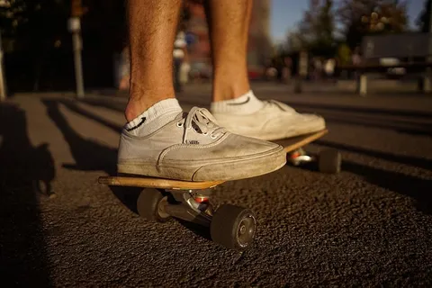 穿着白色面包车的人正宗的骑行滑板