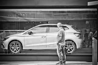 汽车、人、人、广告、人、车辆、场景、道路