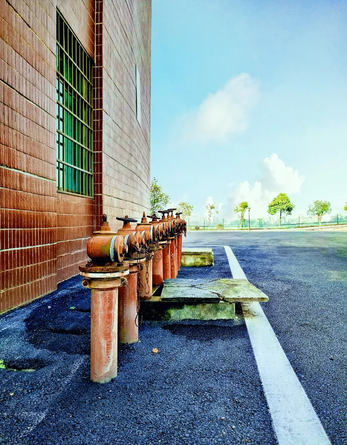 hi，high，oil，day，road，Build structure，architecture，no people