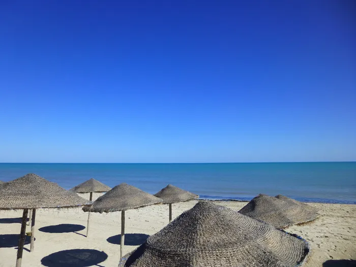 海, 海滩, 沙滩, 沙, 稻草, 太阳, 海, 沙滩, 沙子, 蓝色