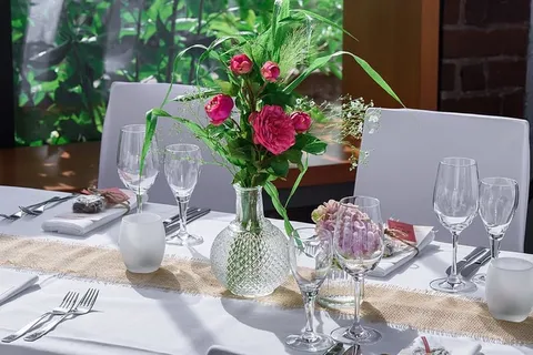红色fowers、装饰、邀请、优雅、庆祝、固定、餐厅、玫瑰 红色fowers、装饰、邀请、优雅、庆祝、固定、餐厅、玫瑰