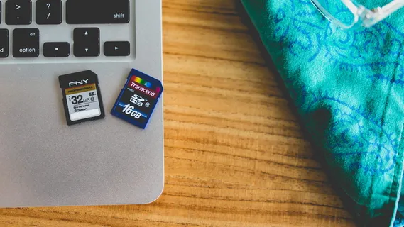 电脑、sd卡、存储卡、办公室、家庭办公室、技术、桌子、静物画