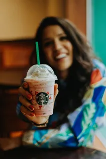 奶昔在杯子中的选择性聚焦 奶昔在杯子中的选择性聚焦